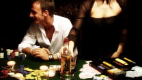 conejita rubia follada en la mesa de póquer