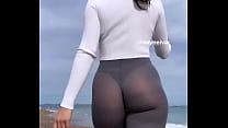 Latina sexy caminando en leggings transparentes