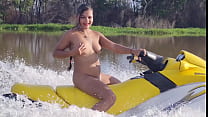 Tigress Vip fa una manovra nuda con la moto d'acqua