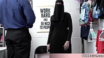 Linda garota muçulmana tentou esconder algumas coisas roubadas sob as roupas