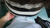 Моя жена описывает, как незнакомец подошел к ней в поезде и попытался потрогать ее киску под мини-юбкой