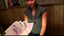 Linda morena amateur europea bartender Marie analizada por dinero en efectivo