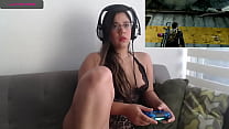 Sexy Latina jouant à un jeu vidéo