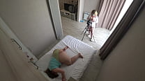 Cámara oculta espía a dos BBW maduras detrás de escena. Novias regordetas graban video sexual en casa en la cama. Fetiche.