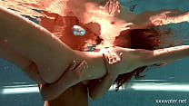 Olla Oglaebina und Irina Russaka sexy nackte Mädchen im Pool