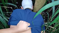 Uomo sposato che gli dà il culo mentre fa buio nella boscaglia