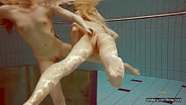 2人の熱いひよこは裸でプールを楽しむ
