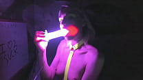 kelly copperfield deepthroats LED vibrador brilhante na webcam