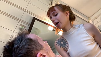 Миниатюрная госпожа в трусиках чистит зубы и плюет в рот рабу