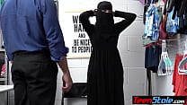 La voleuse jeune fille aux gros seins Delilah Day en hijab punit baisée par un officier pervers du LP