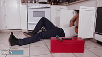 Idraulico maschio sexy (Ricky Johnson) viene sedotto da (Ornella Morgans) Corpo sexy - Drogati della realtà