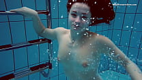 L'adolescente tettona Liza Bubarek nuota nuda in piscina