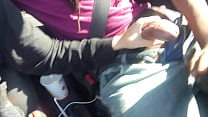 Lesbianas da amigo masturbación con la mano en el coche