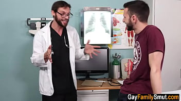 Doctor gay examina el culo de su primo