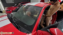 Hinter den Kulissen Szene in rotem Sportwagen mit 2 schönen Schwestern