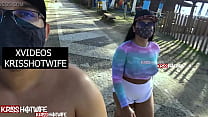Kriss Hotwife In Sheer Top No Bra Facendo una passeggiata sulla spiaggia Molto troia e calda