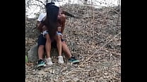 Jeunes exhibitionnistes baisent dans la forêt
