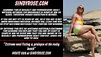 Fist anal extrême et prolapsus sur la plage rocheuse Sindy Rose