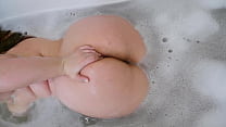 Милфа с большой попкой принимает ванну и мастурбирует киску