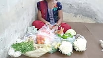 Desi chica regañó a un comprador de verduras vendiendo verduras
