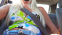 Горячая показывает грудь и киску в машине на дороге общего пользования