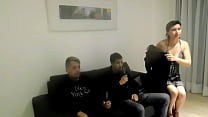 МОЯ ВАКАНТНАЯ СЕСТРА ТРАХАЕТ САНТЕХНИКОВ, ЗАТЕМ ТРАХАЙ МОЙ ДРУГА И ПОСЛЕ ВЫТИРАНИЯ ЕГО ЧЛЕНА РТОМ, ИДЕТ ПОЦЕЛОВАТЬСЯ С МУЖОМ ...