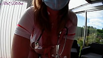 Ejaculação em Nini, os peitos naturais da enfermeira e sua bunda enorme!