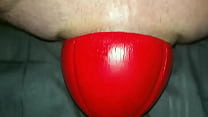Огромный красный футбольный мяч шириной 12 см выскользнул из моей задницы крупным планом в замедленной съемке