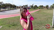 Une blonde chaude se masturbe dans un parc après avoir transpiré / FULL ON RED - MELODY ANTUNES