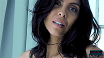 Latina MILF Model Divina Almeraz mit riesigen Titten entblößt ihren üppigen Körper her