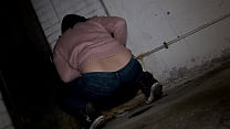 Непослушная мамаша, жаждущая быть увиденной на публике, любит писать во время прогулки по