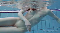 Weißer Badeanzug mit Tattoos Babe Roxalana Cheh unter Wasser