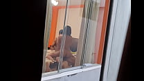 Я слежу за своими друзьями из своей комнаты (рабочая поездка). Я не могу поверить, что моя подруга изменяет своему мужу.