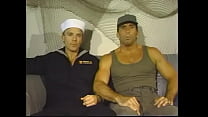Le militaire américain Nick Romano et le bluejacket Kip Hardin veulent servir leur pays ; ils ont volontairement accepté d'avoir un peu de gâteau de la marine pour l'égalité des humains à la fois h&eacute