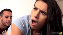 STUCK4K. Bombshell не знала, что у ее соседки по комнате извращенные планы на нее