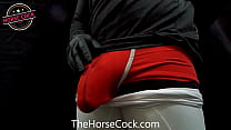 Großer weißer Schwanz männlicher Stripper Pferdeschwanz streichelt riesigen Schwanz POV für Cumshot Nahaufnahme