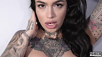 La bellezza tatuata Leigh Raven usa la sua lingua divisa per leccare l'ano di Michael Vegas