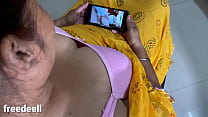 Индийская сводная сестра смотрит голубой фильм и готова к сексу с