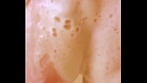 Mujer joven duchándose y digitación ella misma. Una mujer limpia su vagina con jabón, agua y sus dedos.