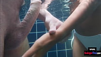 amatoriale tailandese GF sesso in piscina con il suo grosso cazzo fidanzato europeo