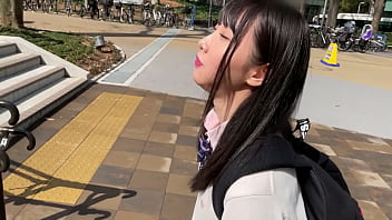 https://bit.ly/3nsec7q 그녀는 공원에 묶여 삼촌의 집으로 걸어갑니다. 그녀는 그녀의 에로틱한 엉덩이를 보고 느끼고 분출하는 동안 강아지 위치에서 라이브로 좆됩니다.