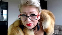 AimeeParadise, une pute russe mature avec un manteau de fourrure, souffle de la fumée devant son esclave virtuel!