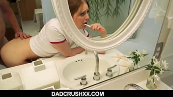 Юная падчерица чистит зубы и трахается в видео от первого лица