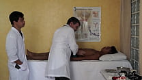 Asiático paciente anal lamido mientras trio criado por doctores