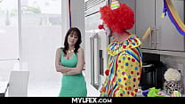 Alana Cruise Mom fa un deepthroats al clown del party