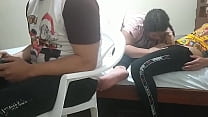 Жена моего лучшего друга возбуждена каждый раз, когда я иду, она начинает меня нащупывать, ее муж был, и ему нравится сосать мой член, а рогоносец моего друга не понимает, когда я трахаю его с такой богатой задницей