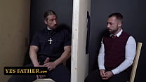 Rapaz católico com tesão precisa mais do que masturbação e o padre Deranger oferece a ele seu pau sagrado