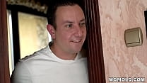 Молодой парень не позволит этой старой маме мастурбировать в одиночестве - Lili
