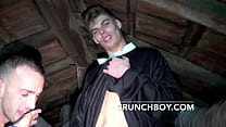 sexy chico hetero musculoso de burdeos follado por el sacerdote en la iglesia