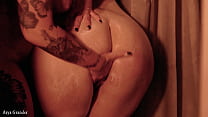 Heiße nackte Lesben streicheln in der Dusche KOSTENLOSES Porno-Video